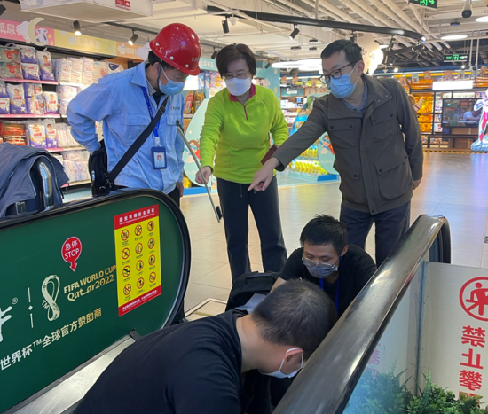 图为丁兴平(右一)带队检查电梯安全。 受访者供图 图为丁兴平(右一)带队检查电梯安全。 受访者供图