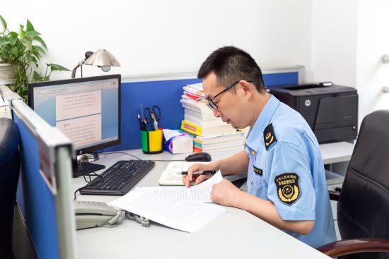 图为工作中的丁兴平。 受访者供图 图为工作中的丁兴平。 受访者供图