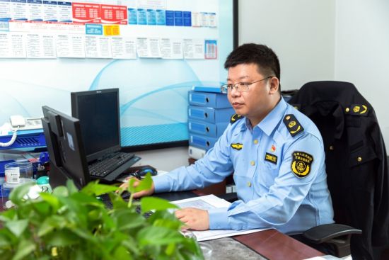 图为两江新区交通运输管理中心安全监督科副科长冯重阳。 受访者供图 图为两江新区交通运输管理中心安全监督科副科长冯重阳。 受访者供图