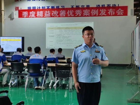图为冯重阳作为主持人拍摄《两江新区交通运输行业“两单两卡”宣传视频》。 受访者供图 图为冯重阳作为主持人拍摄《两江新区交通运输行业“两单两卡”宣传视频》。 受访者供图