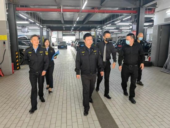 图为冯重阳(中)带队在交通运输企业进行安全检查。 受访者供图 图为冯重阳(中)带队在交通运输企业进行安全检查。 受访者供图
