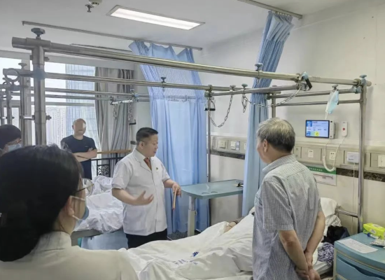 图为医生巡查病房。重医附一院供图 图为医生巡查病房。重医附一院供图