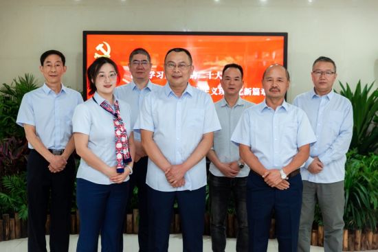 图为重庆渝高新兴科技发展有限公司安全生产管理办公室全体员工。 受访者供图 图为重庆渝高新兴科技发展有限公司安全生产管理办公室全体员工。 受访者供图