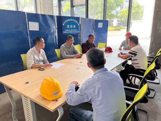 图为渝兴公司安全生产管理办公室在项目现场召开安全生产专题会。 受访者供图 图为渝兴公司安全生产管理办公室在项目现场召开安全生产专题会。 受访者供图