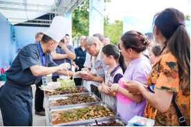 图为市民品尝用花椒烹饪的美食。主办方供图 图为市民品尝用花椒烹饪的美食。主办方供图