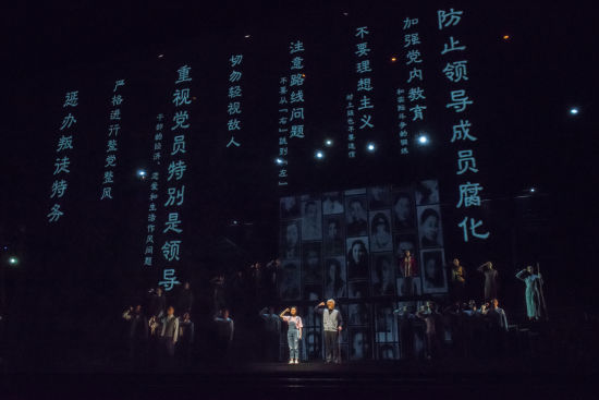 图为话剧《红岩魂》剧照。重庆市文化旅游委供图 图为话剧《红岩魂》剧照。重庆市文化旅游委供图