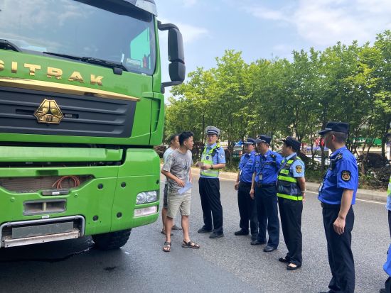 图为巴南城管、公安、交通等部门开展联合执法。 巴南区城管执法支队供图 图为巴南城管、公安、交通等部门开展联合执法。 巴南区城管执法支队供图