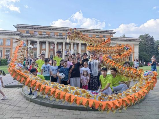 图为铜梁龙舞亮相保加利亚首届端午龙舟文化节。铜梁区委宣传部 供图 图为铜梁龙舞亮相保加利亚首届端午龙舟文化节。铜梁区委宣传部 供图