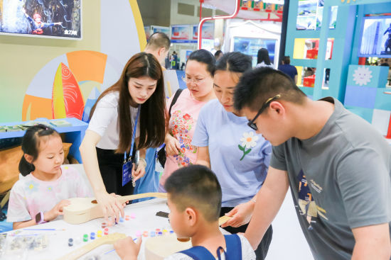 图为市民在现场体验互动游戏。主办方供图 图为市民在现场体验互动游戏。主办方供图