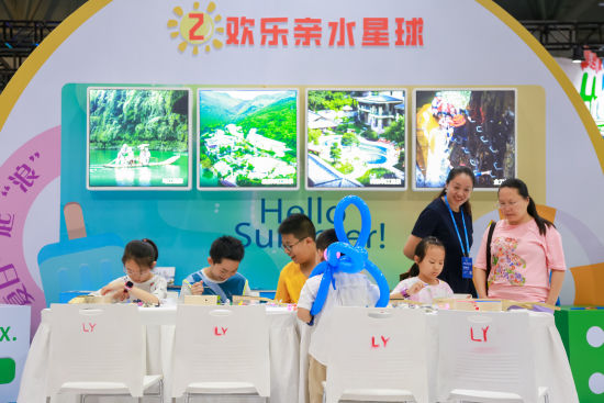 图为小朋友现场体验互动游戏。主办方供图 图为小朋友现场体验互动游戏。主办方供图