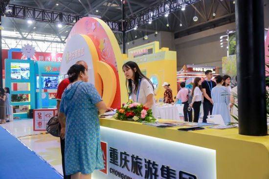图为市民在展厅向工作人员咨询夏季旅游产品。主办方供图 图为市民在展厅向工作人员咨询夏季旅游产品。主办方供图