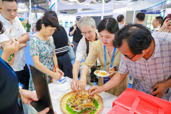 图为市民在活动现场品尝美食。主办方供图 图为市民在活动现场品尝美食。主办方供图