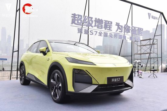 图为深蓝汽车启动集中交付。深蓝汽车供图 图为深蓝汽车启动集中交付。深蓝汽车供图