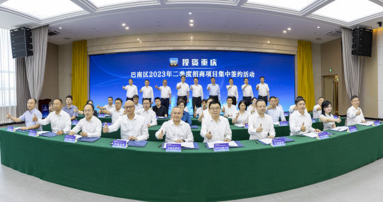 图为集中签约现场。刘纪湄 摄 图为集中签约现场。刘纪湄 摄