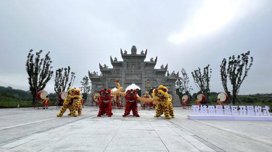 图为开园仪式上的舞龙舞狮表演。肖江川 摄 图为开园仪式上的舞龙舞狮表演。肖江川 摄
