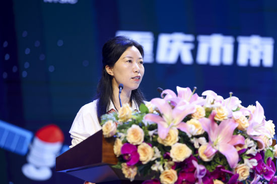 重庆市南开两江中学校副校长李南兰致辞。 南开两江中学 供图 重庆市南开两江中学校副校长李南兰致辞。 南开两江中学 供图