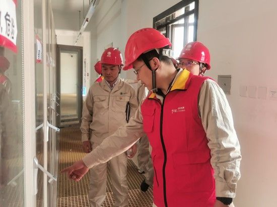 图为设计人员在工程现场开展施工服务。伍妮 摄 图为设计人员在工程现场开展施工服务。伍妮 摄