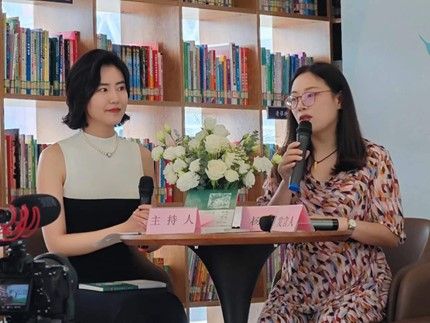 图为杨翠(右)分享创作历程。 罗晓红 摄 图为杨翠(右)分享创作历程。 罗晓红 摄