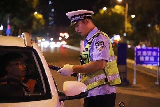 图为交巡警查处交通违法行为。 秀山县公安局供图 图为交巡警查处交通违法行为。 秀山县公安局供图