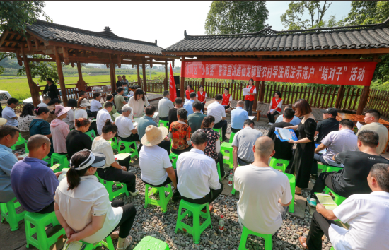 图为小板凳普法宣讲活动现场。 周兴健 摄 图为小板凳普法宣讲活动现场。 周兴健 摄