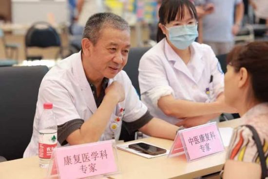 专家接受患者咨询问诊。李俭鹏摄 专家接受患者咨询问诊。李俭鹏摄