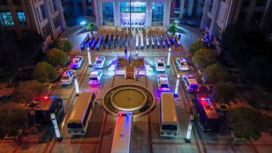 图为参勤警力在县局大院集结。 陈宇 摄 图为参勤警力在县局大院集结。 陈宇 摄