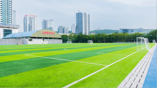 绿茵足球场焕然一新。 重庆高科供图 绿茵足球场焕然一新。 重庆高科供图