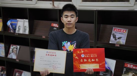 图为收到重庆市第一份2023年高考录取通知书的唐浚宁。王成伟摄 图为收到重庆市第一份2023年高考录取通知书的唐浚宁。王成伟摄