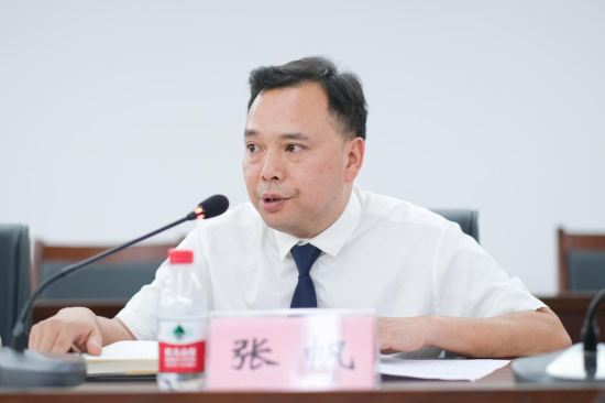 图为两江新区城市管理局副局长张帆介绍相关情况。 何蓬磊 摄 图为两江新区城市管理局副局长张帆介绍相关情况。 何蓬磊 摄