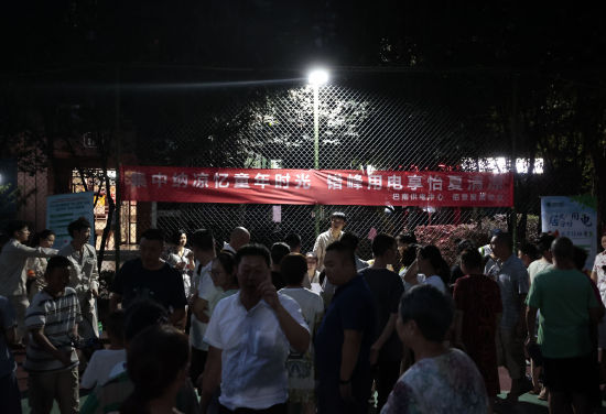 图为居民集中纳凉。龚超 摄 图为居民集中纳凉。龚超 摄