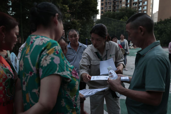 图为工作人员为居民讲解用电知识。龚超 摄 图为工作人员为居民讲解用电知识。龚超 摄