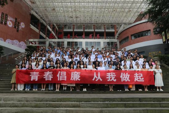 新入职公务员合影。 万州区委宣传部供图 新入职公务员合影。 万州区委宣传部供图