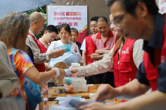 图为永川区“水电气讯”红岩共产党员服务队开展便民服务公开日活动,为客户提供用能指导。朱芳 摄 图为永川区“水电气讯”红岩共产党员服务队开展便民服务公开日活动,为客户提供用能指导。朱芳 摄