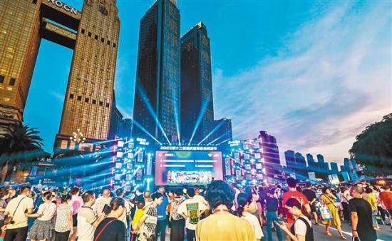 国际音乐啤酒节开幕,吸引众多市民参与。 齐岚森 摄/视觉重庆 国际音乐啤酒节开幕,吸引众多市民参与。 齐岚森 摄/视觉重庆
