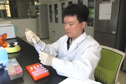 图为工作中的葛良鹏。 重庆市畜牧科学院供图 图为工作中的葛良鹏。 重庆市畜牧科学院供图