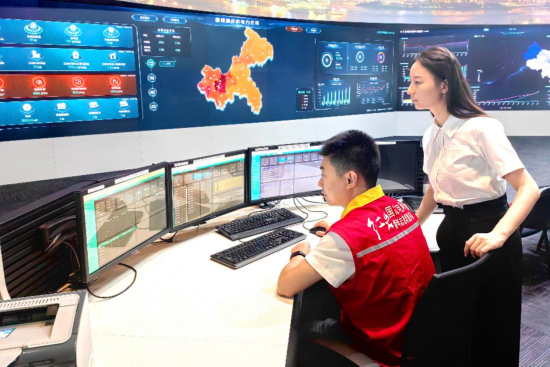 图为国网重庆信通公司积极投身迎峰度夏源网荷储监测分析助力电力保供。 朱韵攸 摄 图为国网重庆信通公司积极投身迎峰度夏源网荷储监测分析助力电力保供。 朱韵攸 摄