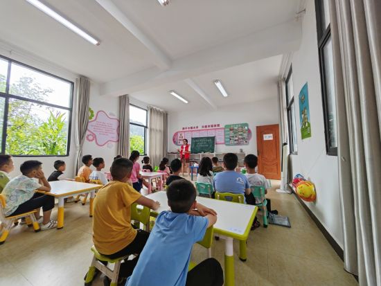 图为民革党员志愿者教孩子们如何防溺水。 黔江区委统战部 供图 图为民革党员志愿者教孩子们如何防溺水。 黔江区委统战部 供图