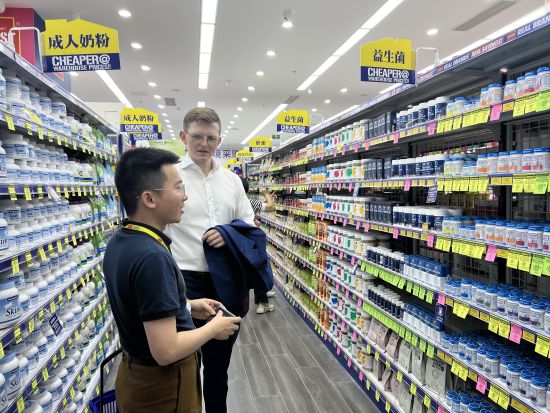 图为CW新零售重庆首店亮相渝中。钟旖摄 图为CW新零售重庆首店亮相渝中。钟旖摄