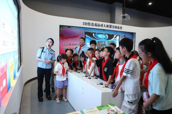 图为禁毒教育基地禁毒知识抢答比赛。秀山县公安局供图 图为禁毒教育基地禁毒知识抢答比赛。秀山县公安局供图