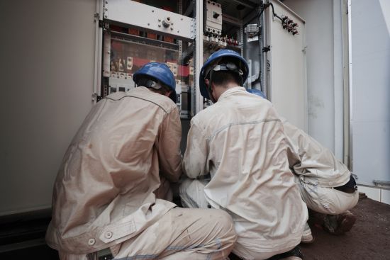 图为国网重庆市南供电公司员工在柏梓镇金色佳苑小区开展抢修工作。龚超 摄 图为国网重庆市南供电公司员工在柏梓镇金色佳苑小区开展抢修工作。龚超 摄