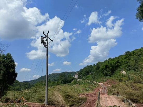 图为国网重庆江津供电公司员工在潼南10千伏唐明线处理倒杆断线故障。王化全 摄 图为国网重庆江津供电公司员工在潼南10千伏唐明线处理倒杆断线故障。王化全 摄