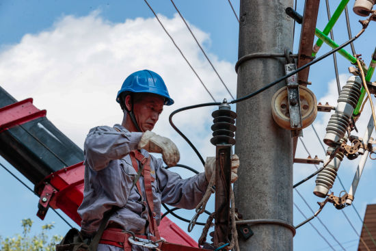 图为国网重庆市南供电公司员工正在潼南区柏梓镇进行柱上变压器抢修更换工作。龚超 摄 图为国网重庆市南供电公司员工正在潼南区柏梓镇进行柱上变压器抢修更换工作。龚超 摄