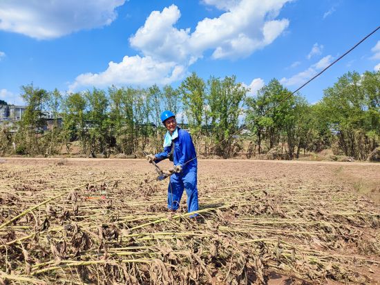 图为国网重庆市区供电公司员工正在完成过河断线段重新释放导线工作。何家驹 摄 图为国网重庆市区供电公司员工正在完成过河断线段重新释放导线工作。何家驹 摄
