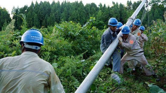 图为国网重庆长寿供电公司抢险突击队队员在潼南区崇龛镇长寿村对10千伏崇红线断杆进行处理。刘科研 摄 图为国网重庆长寿供电公司抢险突击队队员在潼南区崇龛镇长寿村对10千伏崇红线断杆进行处理。刘科研 摄