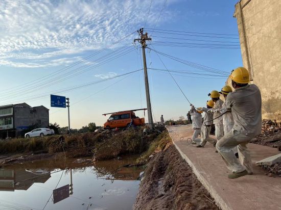 图为国网重庆市北供电员工在潼南区柏梓镇樊家村琼江河边修复线路。张一凡 摄 图为国网重庆市北供电员工在潼南区柏梓镇樊家村琼江河边修复线路。张一凡 摄