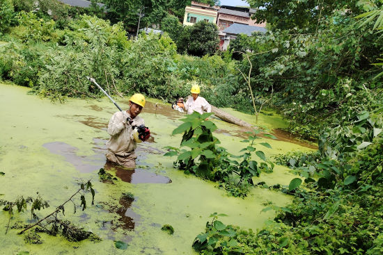 图为国网重庆铜梁供电公司员工在高楼镇高楼10社台区附近处理故障。颜飞 摄 图为国网重庆铜梁供电公司员工在高楼镇高楼10社台区附近处理故障。颜飞 摄
