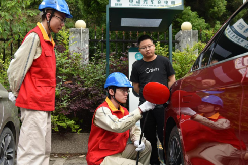 图为国网重庆市电力公司员工在沱溪河指导电动车车主使用充电桩。冉昊天 摄 图为国网重庆市电力公司员工在沱溪河指导电动车车主使用充电桩。冉昊天 摄