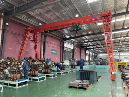 图为国网重庆市电力公司电力再生资源循环利用中心变压器拆解生产线。李柯怡 摄 图为国网重庆市电力公司电力再生资源循环利用中心变压器拆解生产线。李柯怡 摄