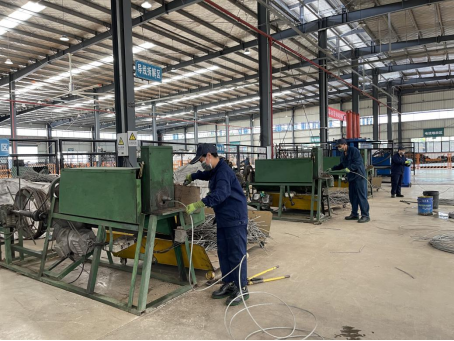 图为国网重庆市电力公司电力再生资源循环利用中心报废物资拆解生产线。王开才 摄 图为国网重庆市电力公司电力再生资源循环利用中心报废物资拆解生产线。王开才 摄