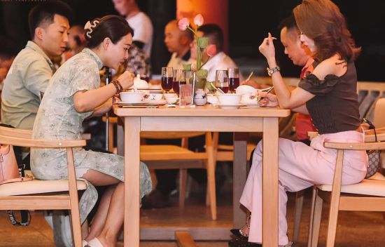 图为嘉宾们品尝素食菜品。梁平双桂素食体验中心供图 图为嘉宾们品尝素食菜品。梁平双桂素食体验中心供图